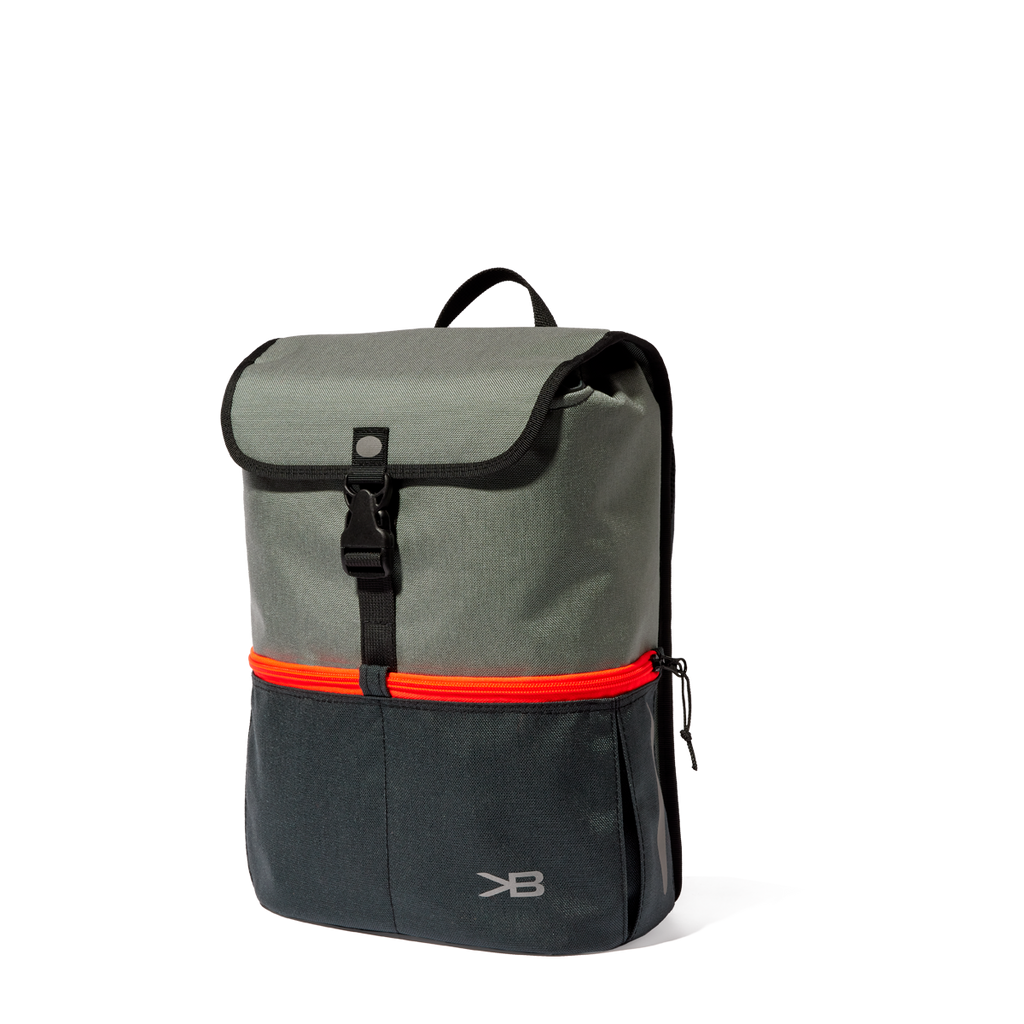 Dieser handgefertigte Schulrucksack aus der Zürcher Werkstatt von Katrin Barth eignet sich perfekt bis zur vierten Klasse und für viele Freizeitabenteuer. Mit ergonomisch geformten Trägern, wasserdichtem Cordura-Material, reflektierenden Elementen und praktischen Taschen ist er funktional, robust und schön. Maße: Höhe 37.5 cm, Breite 29 cm, Tiefe 15 cm, Gewicht ca. 730 g.