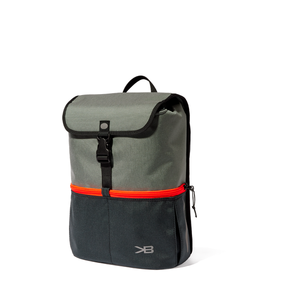 Dieser handgefertigte Schulrucksack aus der Zürcher Werkstatt von Katrin Barth eignet sich perfekt bis zur vierten Klasse und für viele Freizeitabenteuer. Mit ergonomisch geformten Trägern, wasserdichtem Cordura-Material, reflektierenden Elementen und praktischen Taschen ist er funktional, robust und schön. Maße: Höhe 37.5 cm, Breite 29 cm, Tiefe 15 cm, Gewicht ca. 730 g.