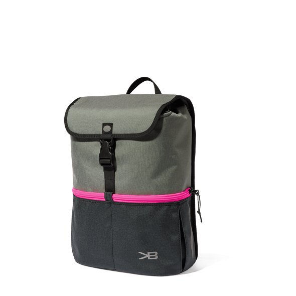 Dieser handgefertigte Schulrucksack aus der Zürcher Werkstatt von Katrin Barth eignet sich perfekt bis zur vierten Klasse und für viele Freizeitabenteuer. Mit ergonomisch geformten Trägern, wasserdichtem Cordura-Material, reflektierenden Elementen und praktischen Taschen ist er funktional, robust und schön. Maße: Höhe 37.5 cm, Breite 29 cm, Tiefe 15 cm, Gewicht ca. 730 g.