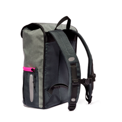 Dieser handgefertigte Schulrucksack aus der Zürcher Werkstatt von Katrin Barth eignet sich perfekt bis zur vierten Klasse und für viele Freizeitabenteuer. Mit ergonomisch geformten Trägern, wasserdichtem Cordura-Material, reflektierenden Elementen und praktischen Taschen ist er funktional, robust und schön. Maße: Höhe 37.5 cm, Breite 29 cm, Tiefe 15 cm, Gewicht ca. 730 g.