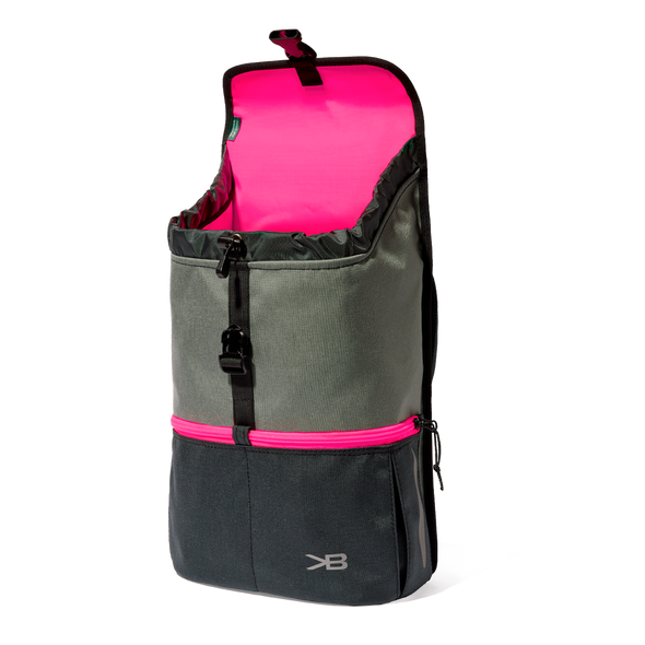 Dieser handgefertigte Schulrucksack aus der Zürcher Werkstatt von Katrin Barth eignet sich perfekt bis zur vierten Klasse und für viele Freizeitabenteuer. Mit ergonomisch geformten Trägern, wasserdichtem Cordura-Material, reflektierenden Elementen und praktischen Taschen ist er funktional, robust und schön. Maße: Höhe 37.5 cm, Breite 29 cm, Tiefe 15 cm, Gewicht ca. 730 g.