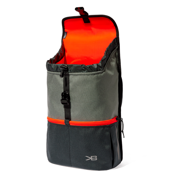 Dieser handgefertigte Schulrucksack aus der Zürcher Werkstatt von Katrin Barth eignet sich perfekt bis zur vierten Klasse und für viele Freizeitabenteuer. Mit ergonomisch geformten Trägern, wasserdichtem Cordura-Material, reflektierenden Elementen und praktischen Taschen ist er funktional, robust und schön. Maße: Höhe 37.5 cm, Breite 29 cm, Tiefe 15 cm, Gewicht ca. 730 g.